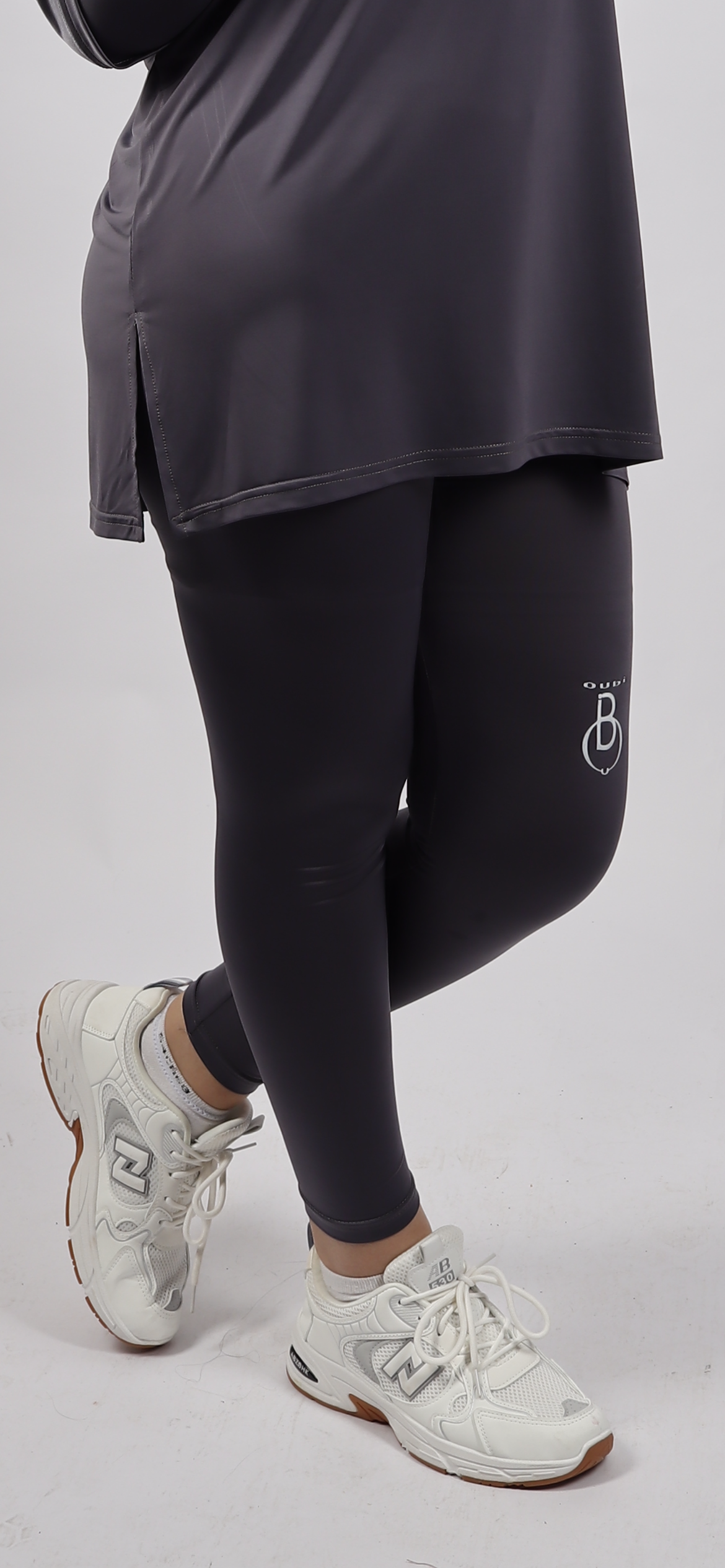 Pantalon sport gris femme voilée - vue côté - Oubi