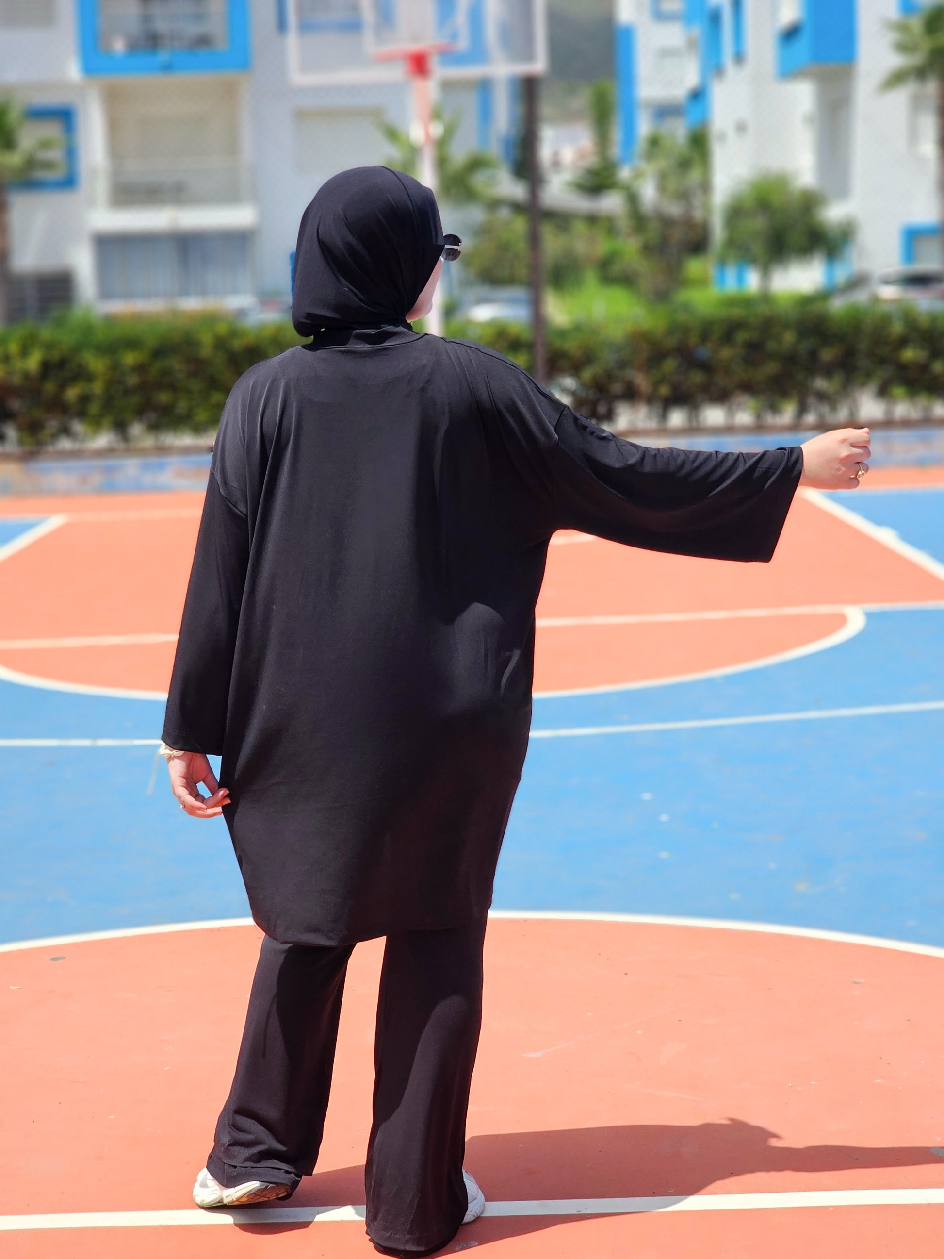 Faracha Ensemble noir – tenue sport hijab-friendly couvrante, vue de profil