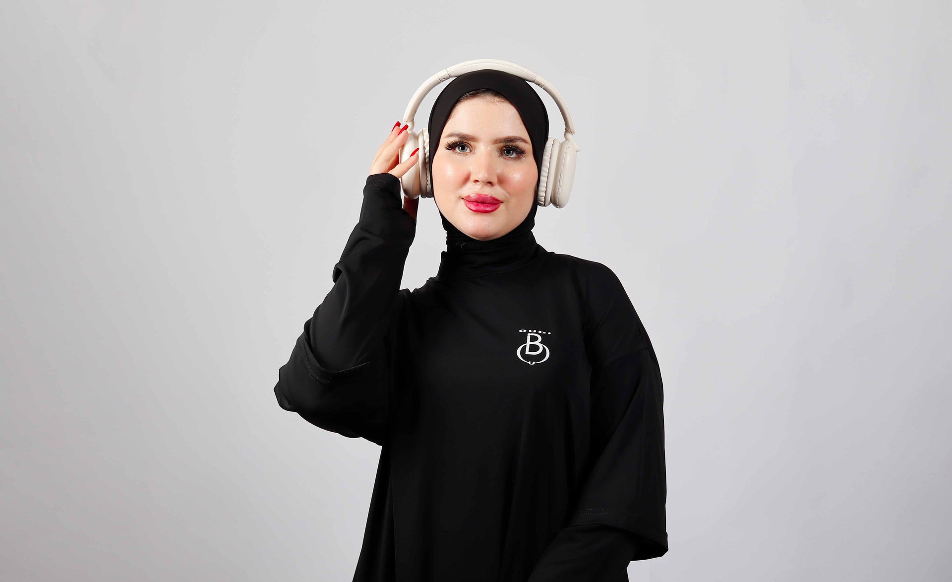 Femme voilée portant ensemble sport OUBIGYM - tenue gym hijab-friendly