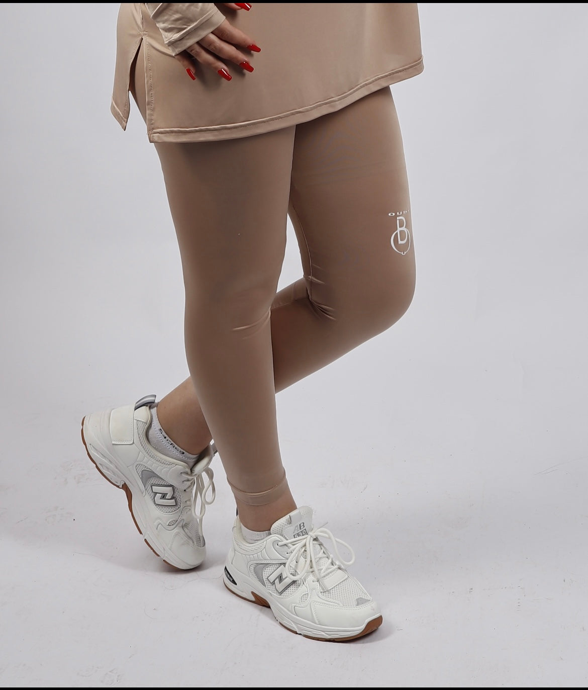 Pantalon sport beige femme voilée - vue côté - Oubi